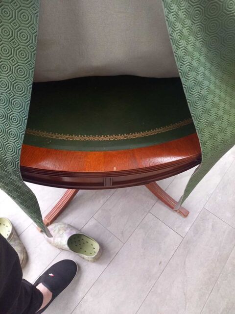 �    vendre table ancienne avec dessus cuir vert Gouvieux (60)