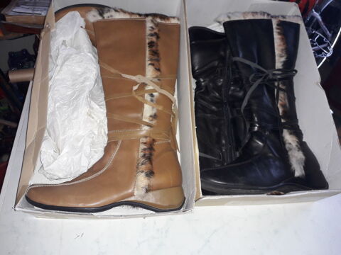 BOTTES CUIR MARQUE VALENTE NOIR ET BEIGE   LES DEUX PAIRES 50 St Cyprien Plage (66)