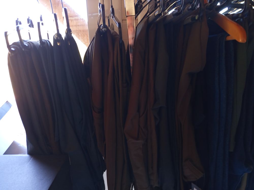 UN LOT DE VETEMENT NEUF 
Vêtements