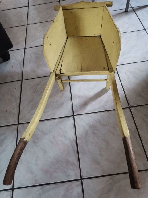 Brouette   en  bois d ' enfent. 25 Ver-l�s-Chartres (28)