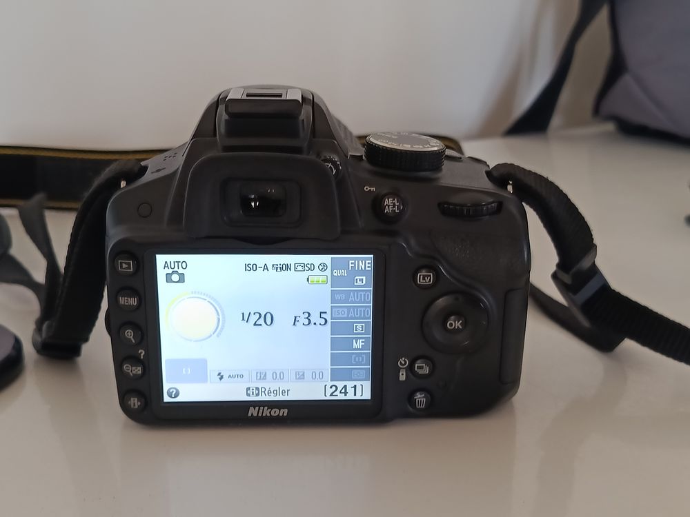 Nikon D3200 + 18-105mm, - de 11k d&eacute;clenchements
Kit complet Photos/Video/TV