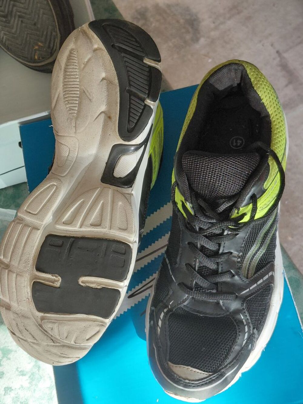 Differentes chaussures , femles- enfants et hommes. Chaussures