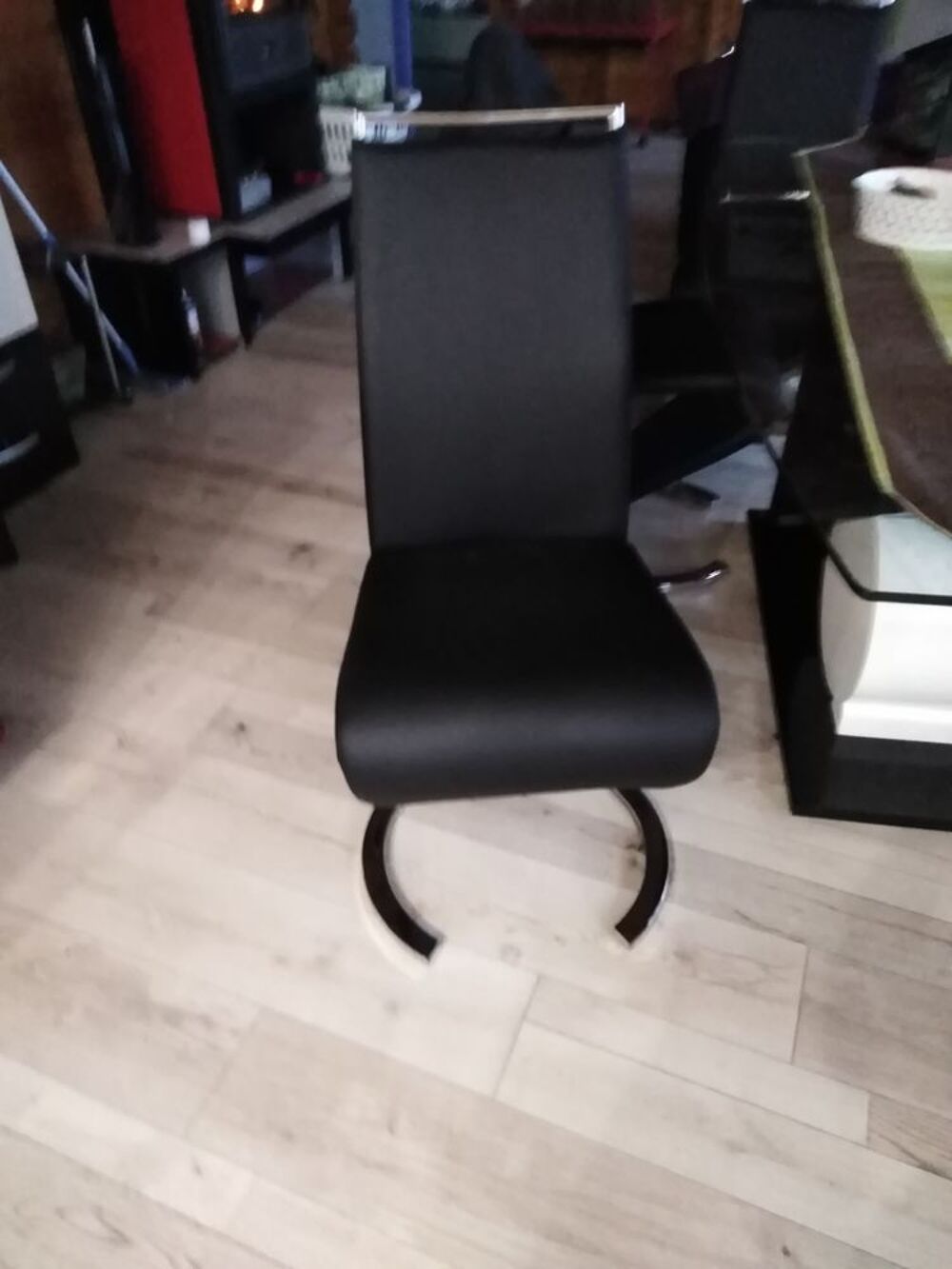 je me separe de 6 chaises de sejours neuf noir dising 350e Meubles