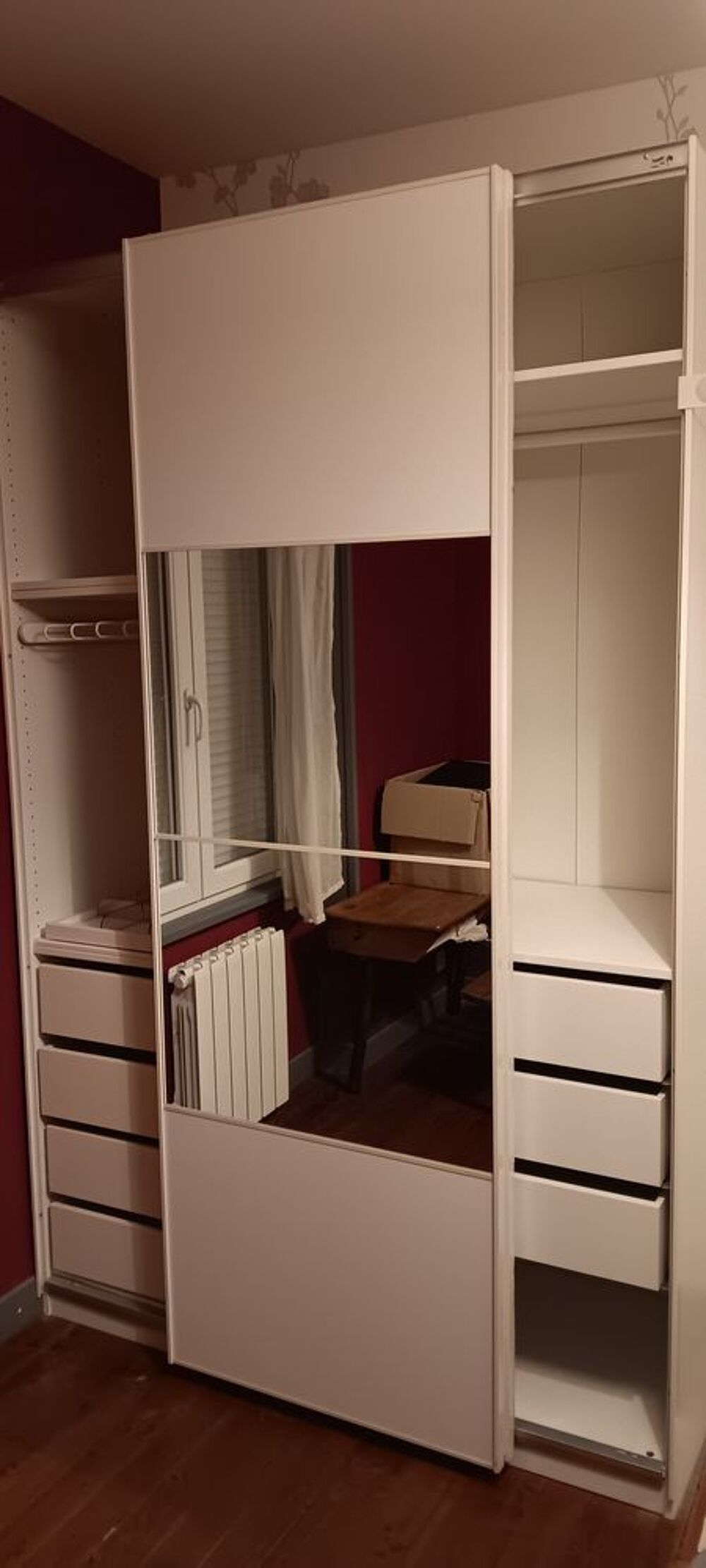 dressing IKEA avec glace. Meubles