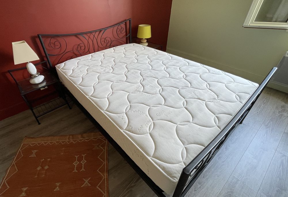 Ensemble lit / matelas et chevet + linges de maison Meubles