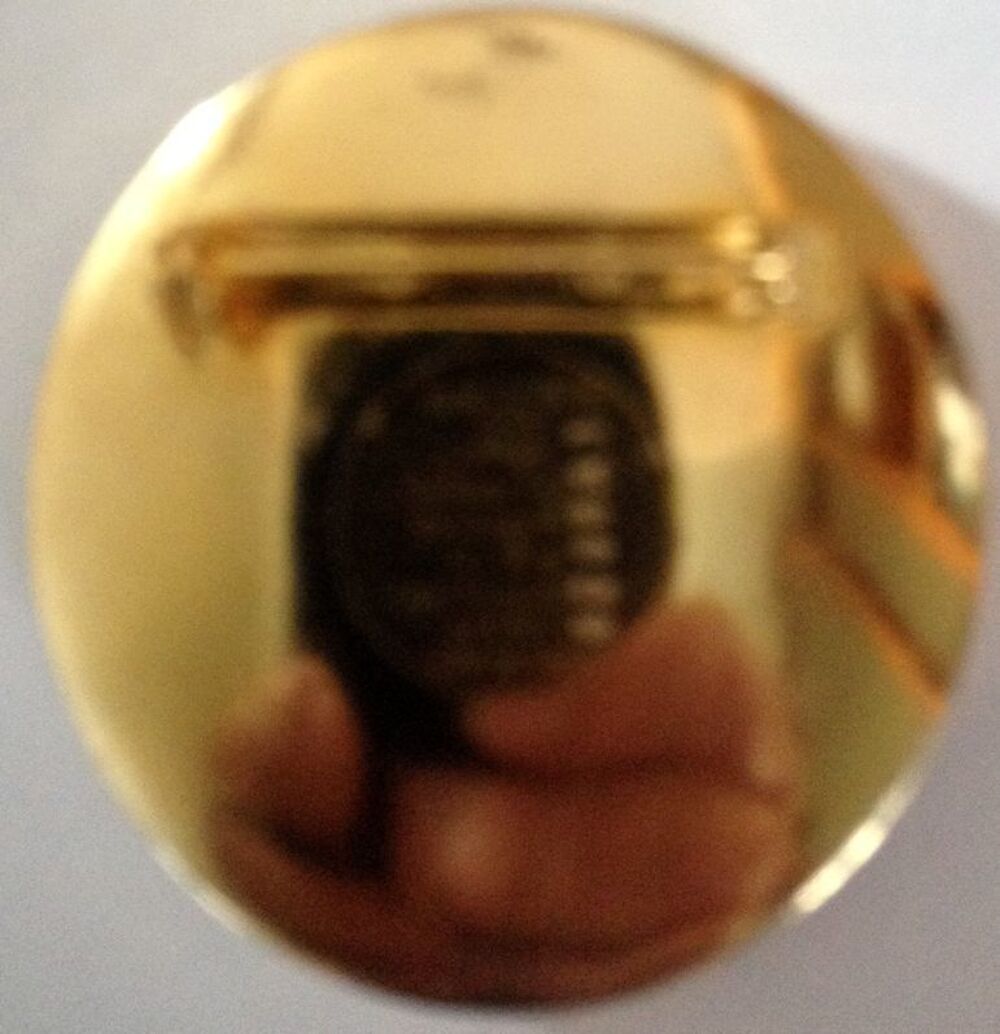 Rare et authentique broche CELINE avec diffuseur de parfum 
