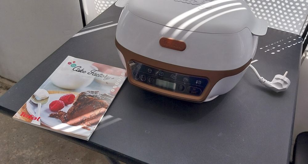 Cake Factory Tefal , lots de plats , petit livre de cuisine Electroménager