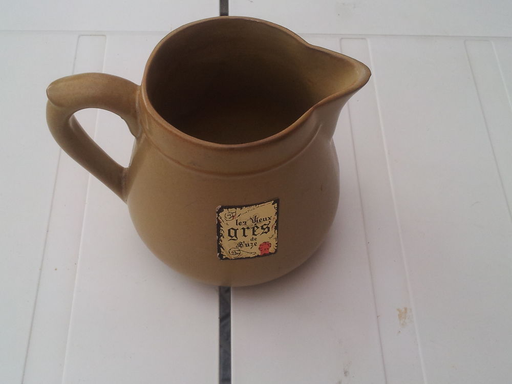 pot &agrave; eau en gr&egrave;s pas un &eacute;clat Décoration
