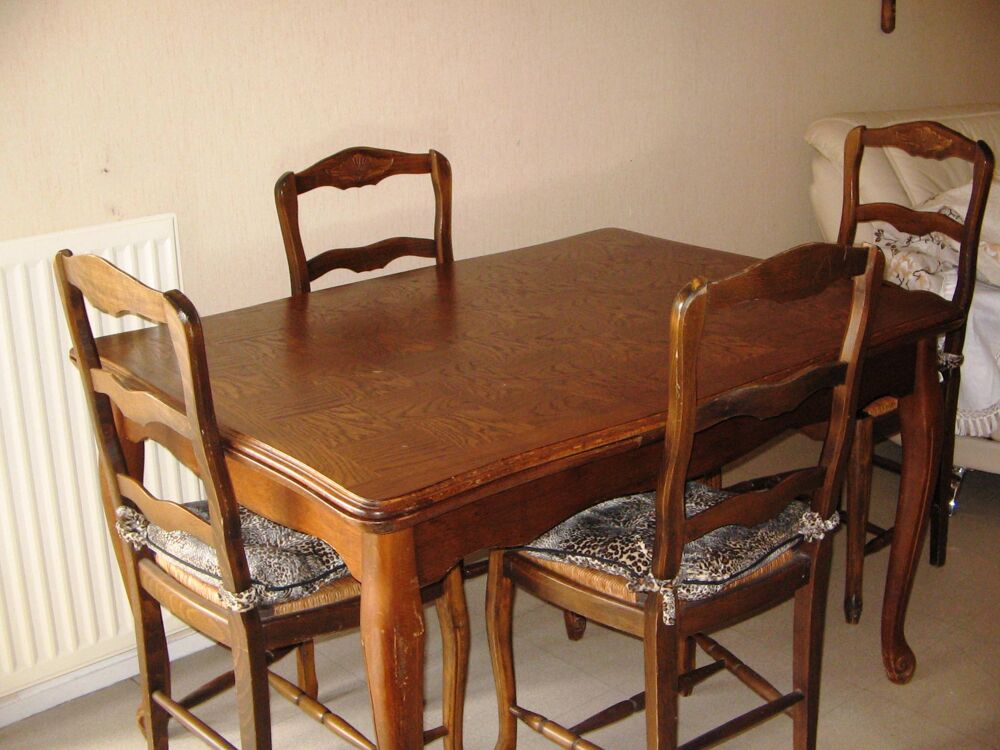 Table de salle &agrave; manger et 4 chaises Meubles