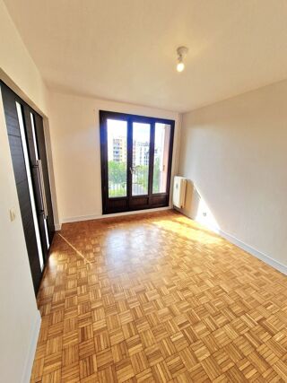 Vente Appartement Bondy Centre – Grand 2 pièces rénové de 59,56 m² – Traversant Est/Ouest – 2 balcons – DPE C Bondy