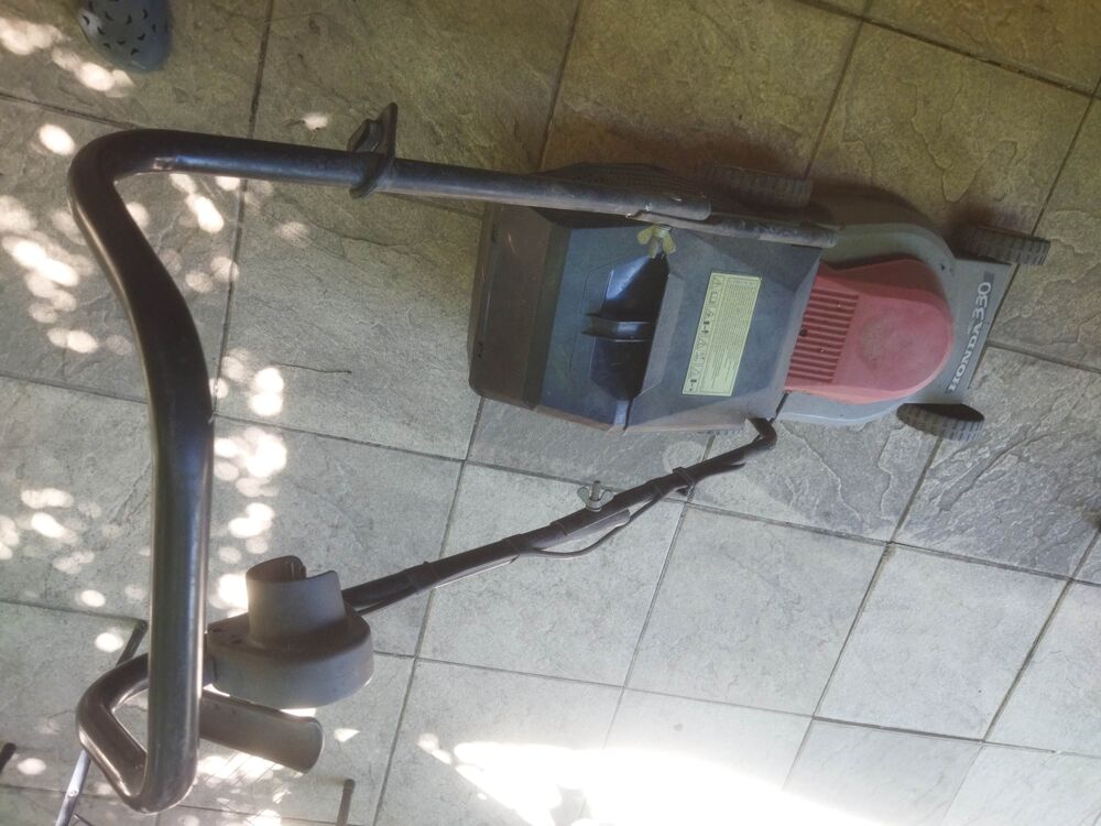 Petite tondeuse a gazon Honda 33cm 1100 watt Jardin