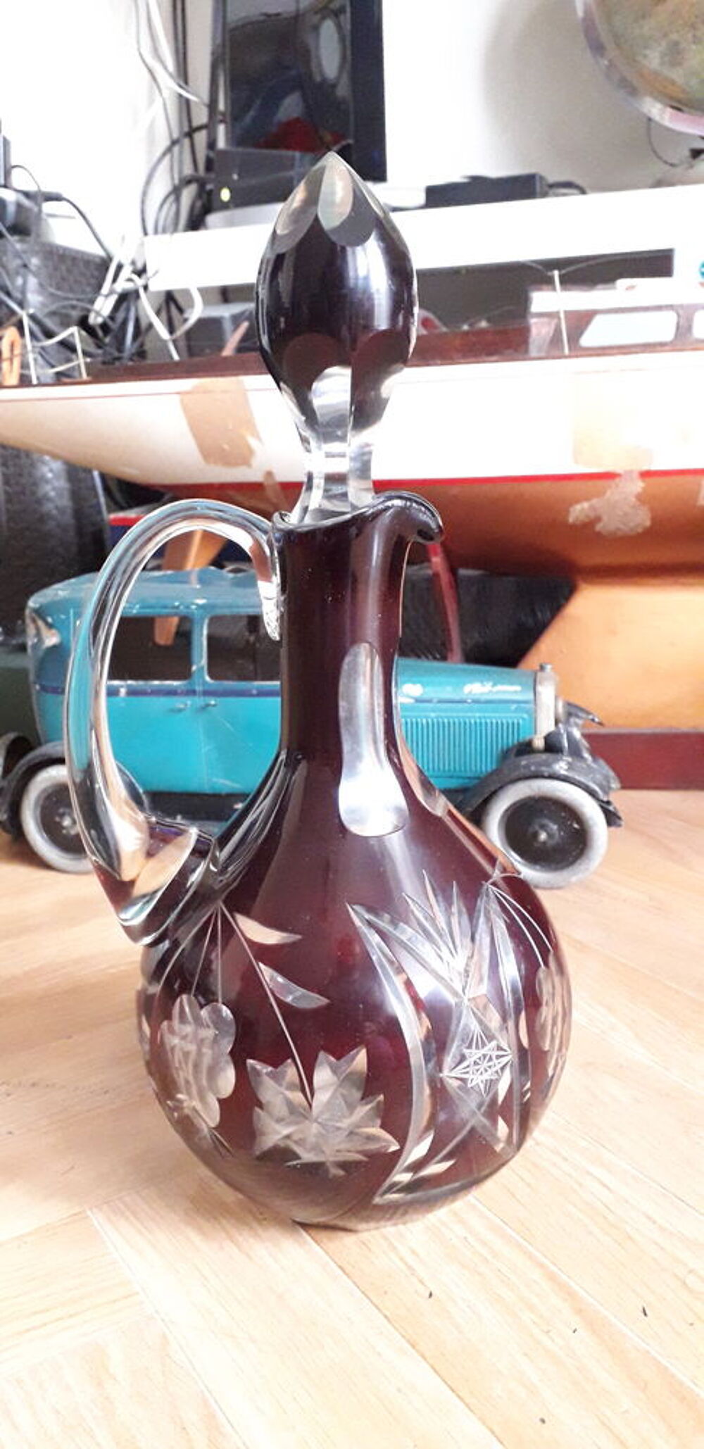 Carafe en cristal ancienne finement cisel&eacute;e Décoration