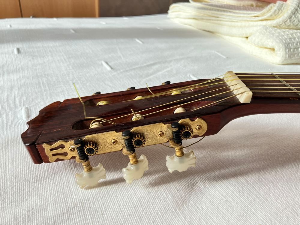 Guitare classique, tr&egrave;s peu utilis&eacute;e, ann&eacute;es 80, comme neuve Instruments de musique