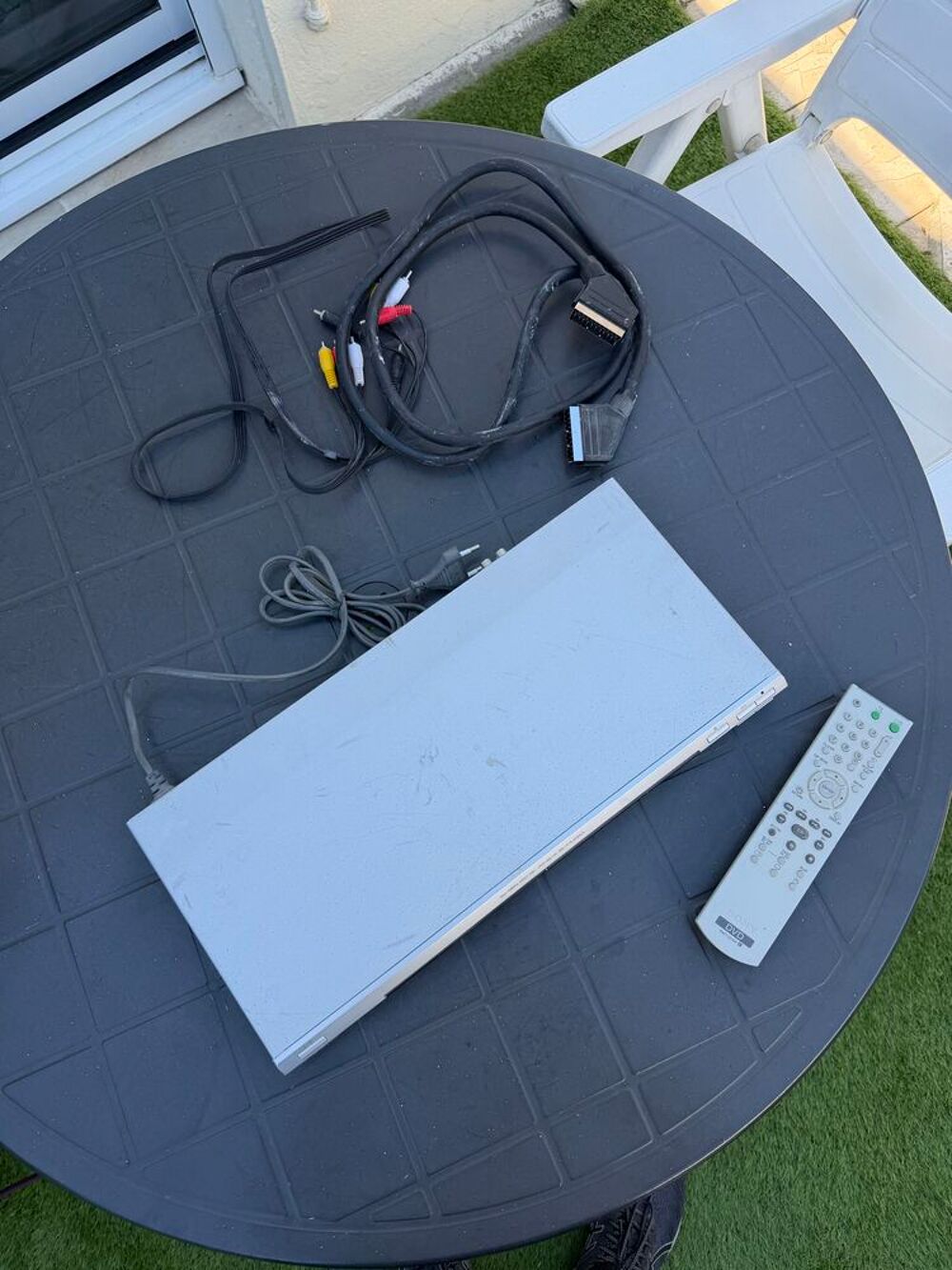 Lecteur DVD Sony avec t&eacute;l&eacute;commande et c&acirc;bles Accessoires