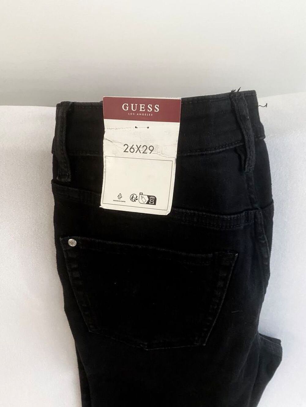 Jean GUESS noir neuf avec &eacute;tiquettes ? Bande de strass Vêtements