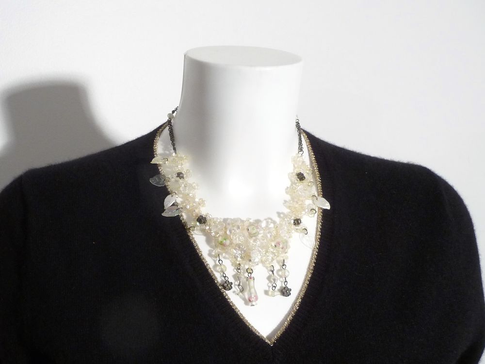 Collier avec Perles en Plastique Blanc et sa Chaine Double Bijoux et montres