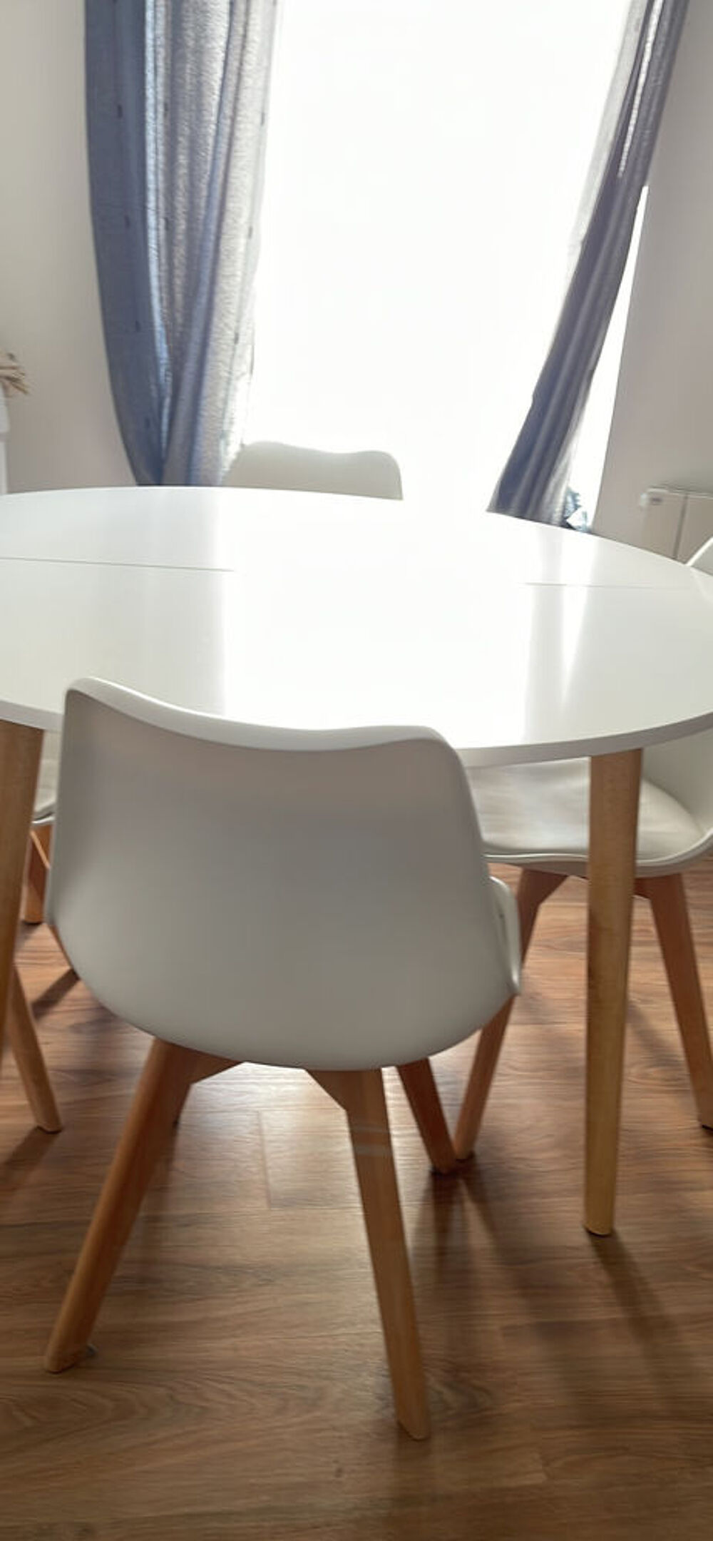 table neuve avec 4 chaises d&eacute;m&eacute;nagement Meubles