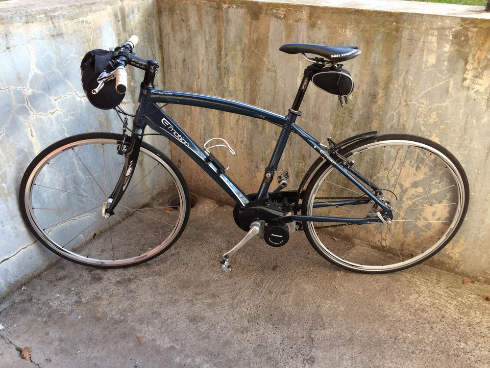 v&eacute;lo &eacute;lectrique bleu Vélos