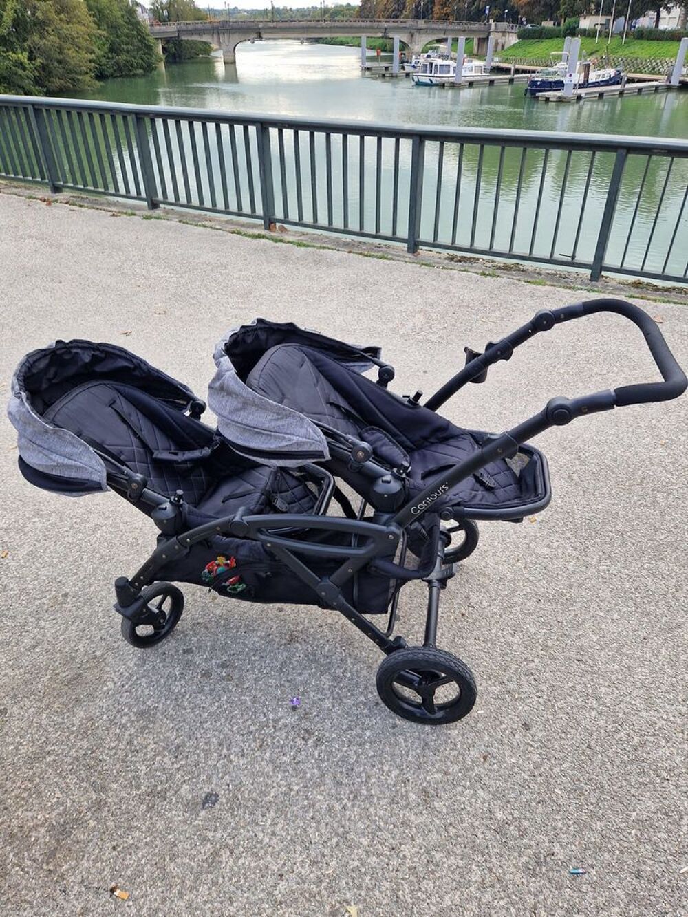 Poussette double Pu�riculture