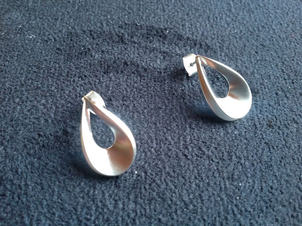 BOUCLES ARGENT&Eacute;ES GOUTTE CREUSE &Eacute;TAT NEUVE Envoi Possible
Bijoux et montres