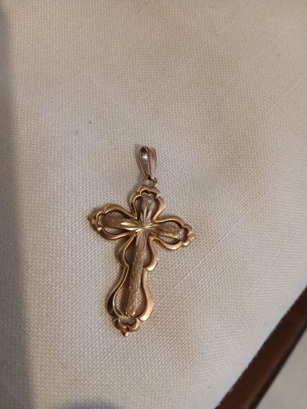  Croix de Lourdes styl&eacute;e plaqu&eacute;e or N&deg;1443
Bijoux et montres