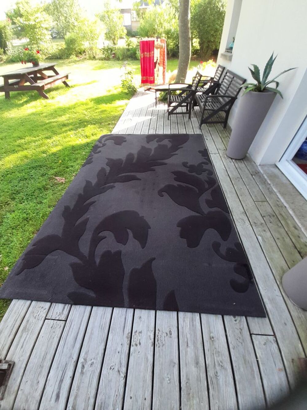 Tr&egrave;s beau tapis noir &agrave; motifs ton sur ton.
Décoration