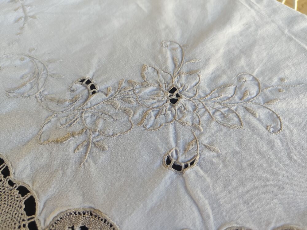 Nappe ancienne en lin brod&eacute;e main &amp; entelle au croc Décoration