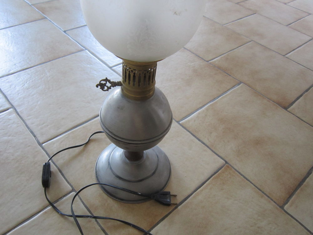 Une lampe P&eacute;trole en &eacute;tain Décoration