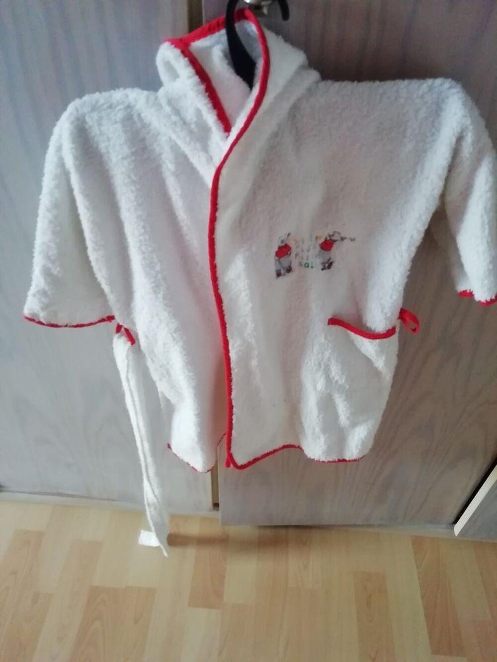 peignoir sortie de bain 
blanc rouge
taille 0-2 ans
Vêtements enfants