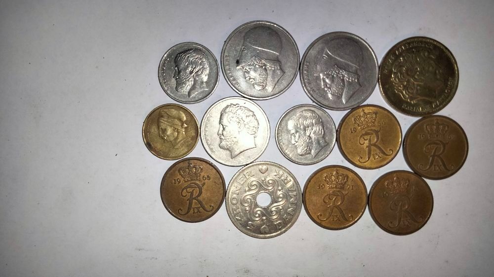 lot de 13 pi&egrave;ces de monnaie tous diff&eacute;rents 