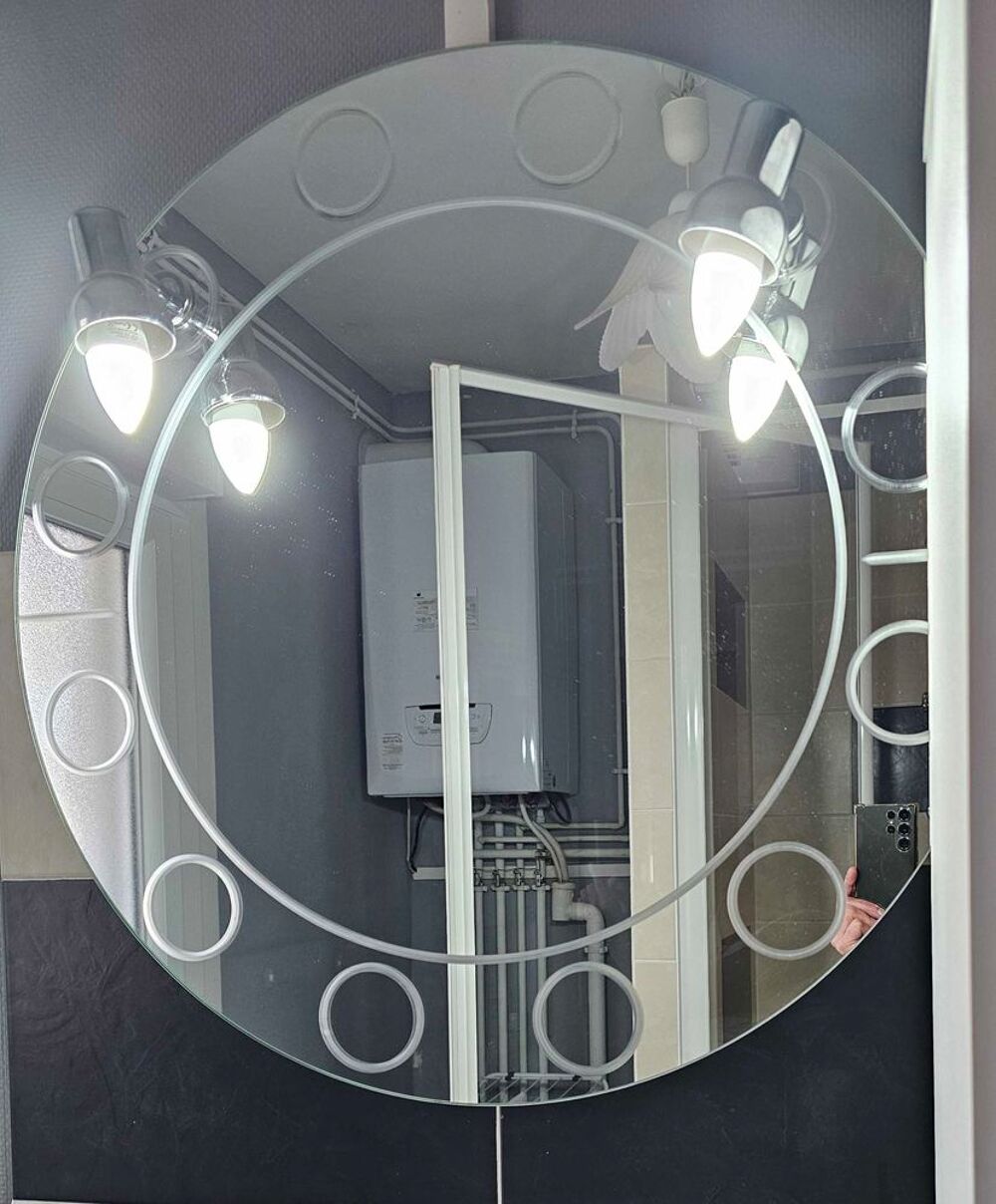 miroir rond murale pour salle de bain o&agrave;&sup1; coiffeuse. Décoration