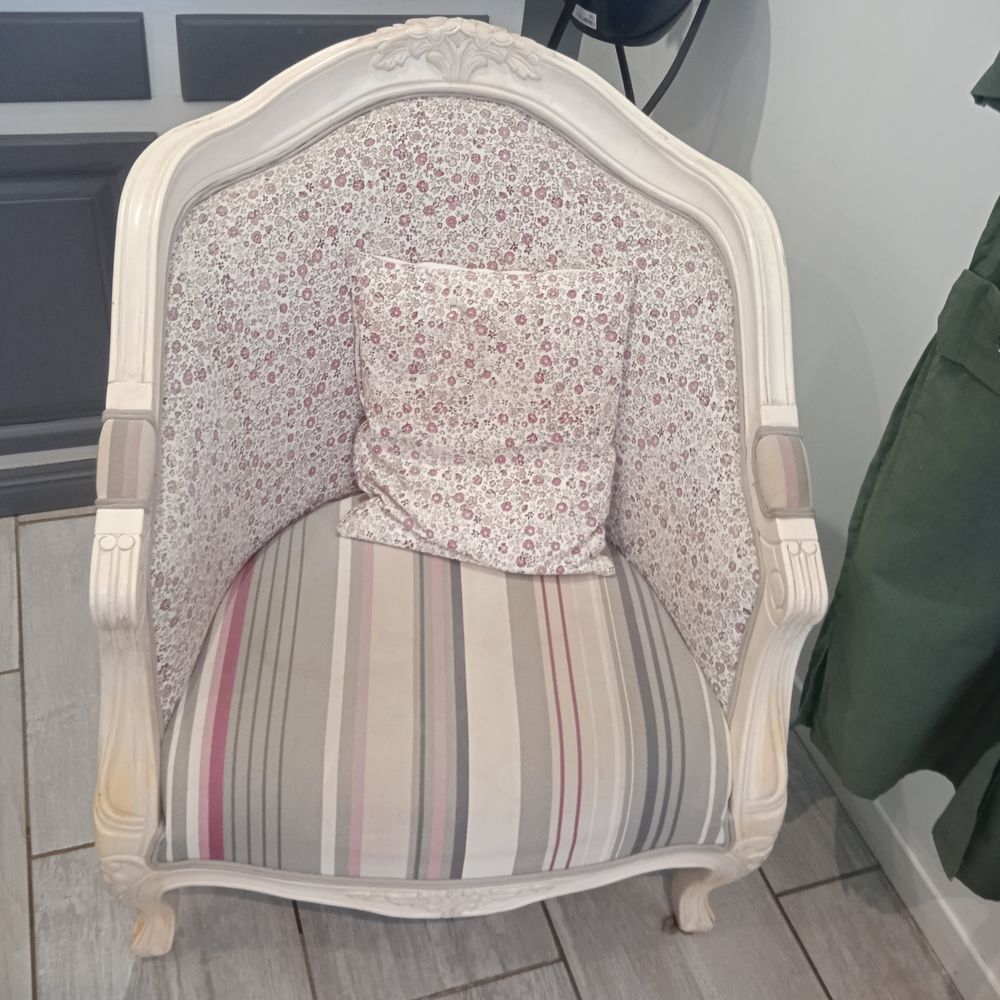 Fauteuil bergere structure bois tissus tons gris et rose ave Meubles
