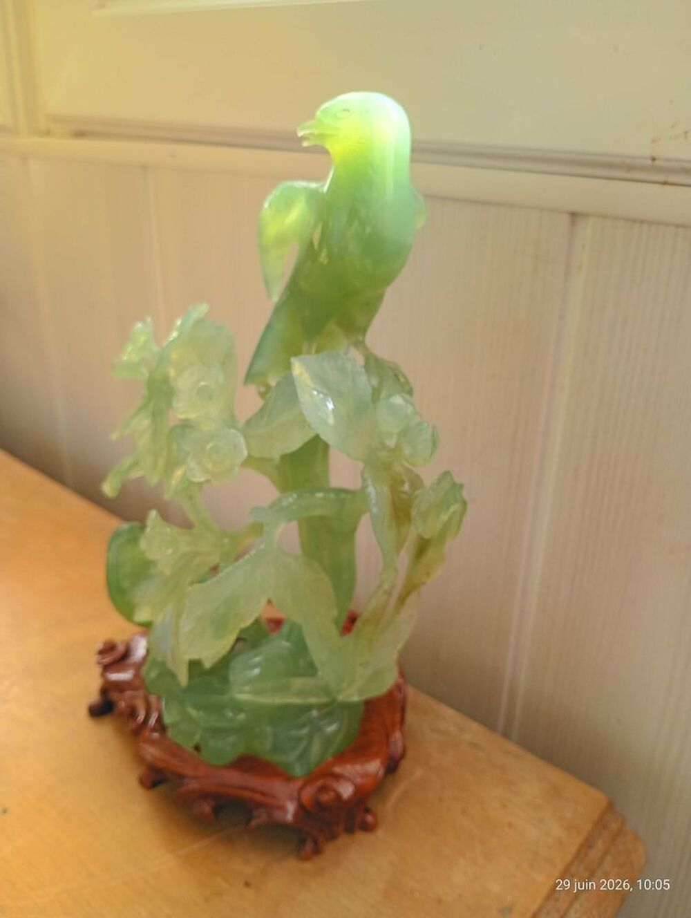 oiseaux sur sa branche d'arbre en jade sculpt&eacute; 