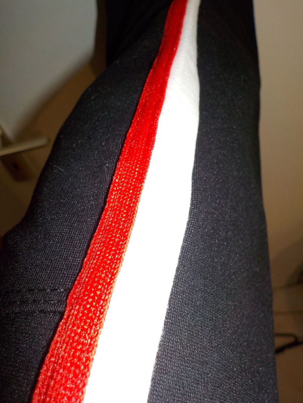 PANTALON NOIR AVEC LISERES BLANCS ET ROUGES
Vtements