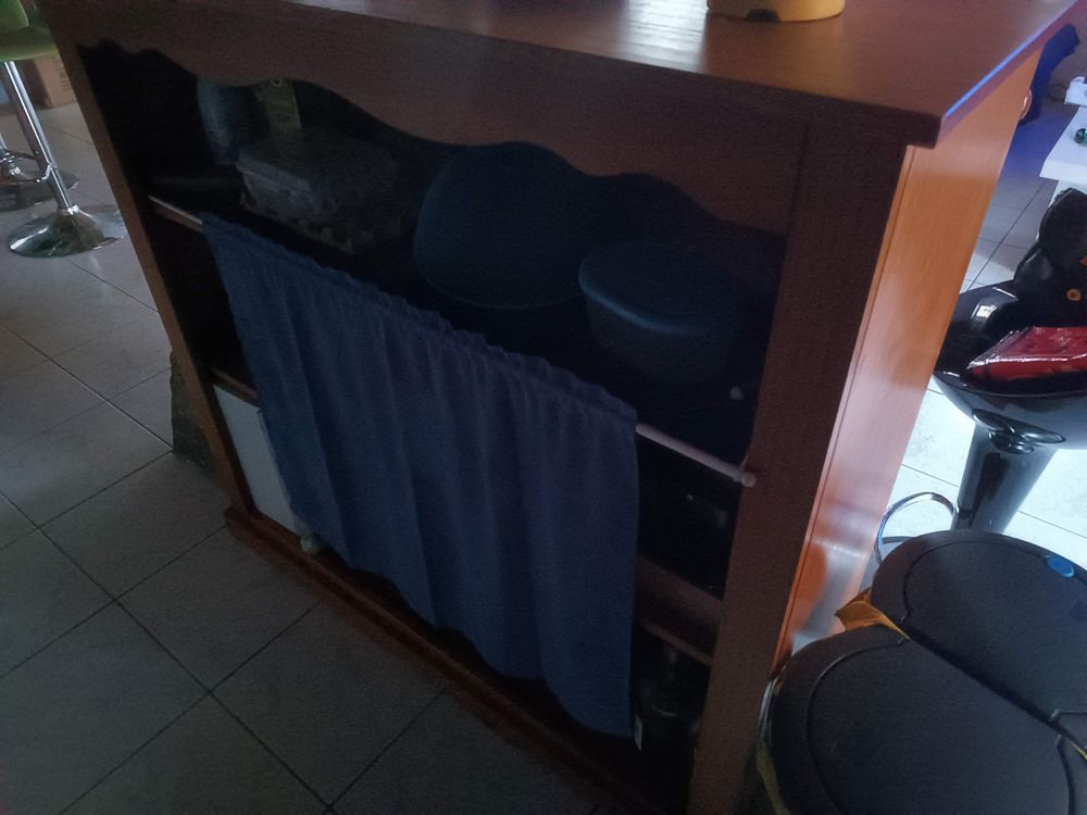 Meuble bar en bois solide. Meubles