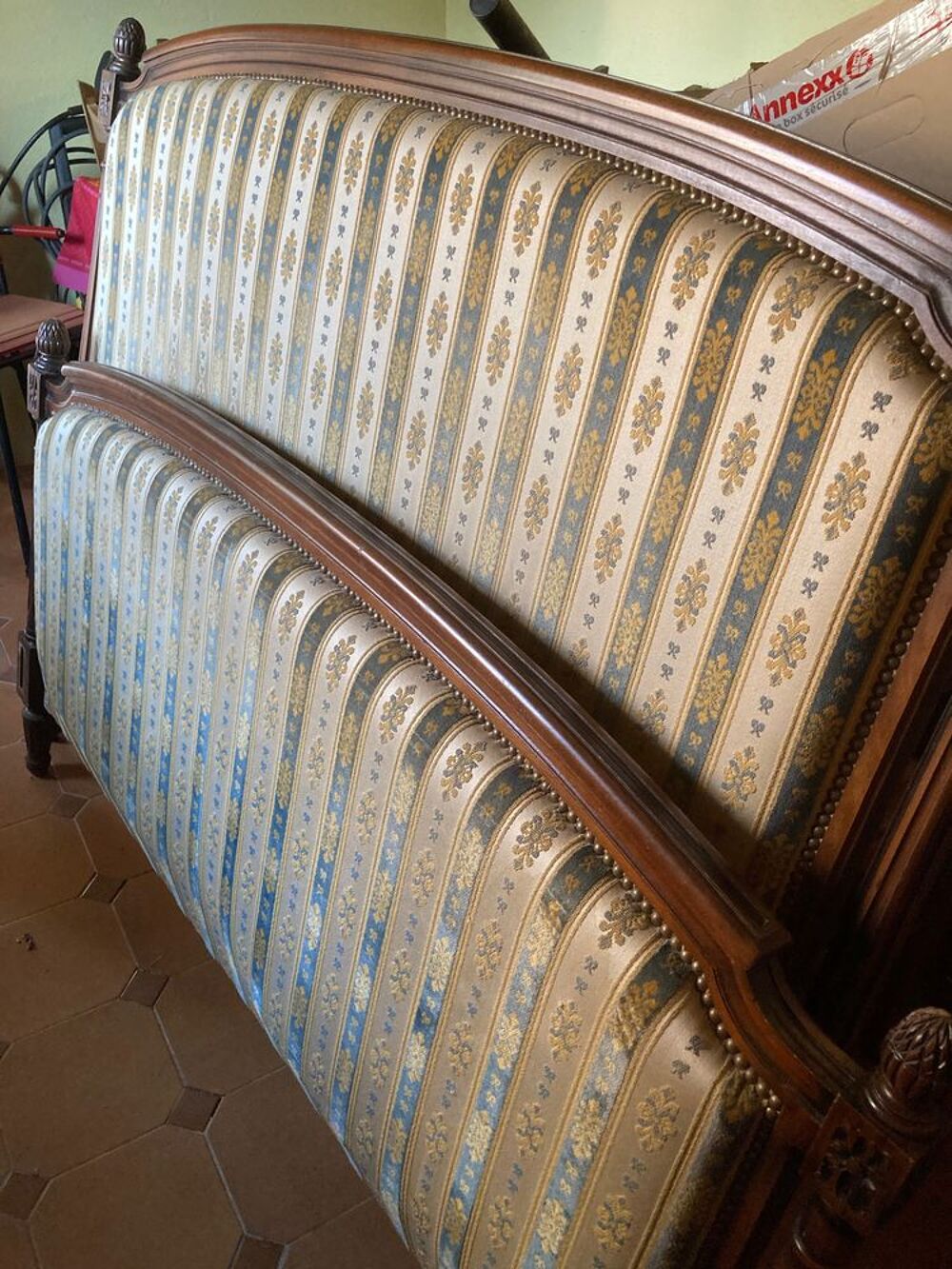 encadrement lit Style Louis XVI capitonn&eacute; beige et bleu Meubles