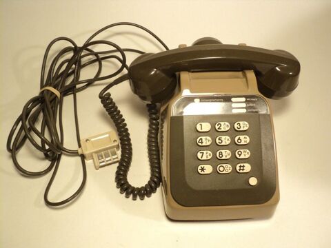 Ancien T�l�phone � Touches Vintage Vert Kaki et Beige. 25 Loches (37)