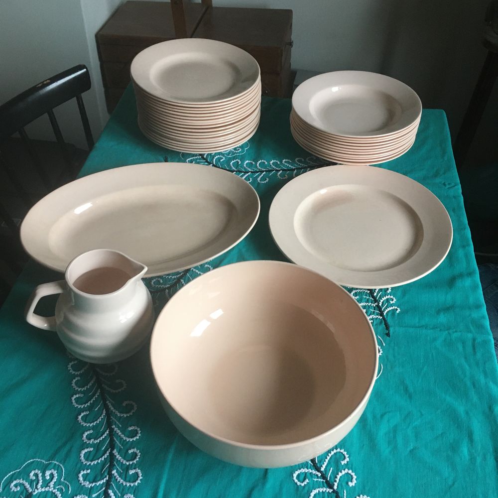 Lot 33 pi&egrave;ces fa&iuml;ence St Amand estampill&eacute;es vaisselle Meubles