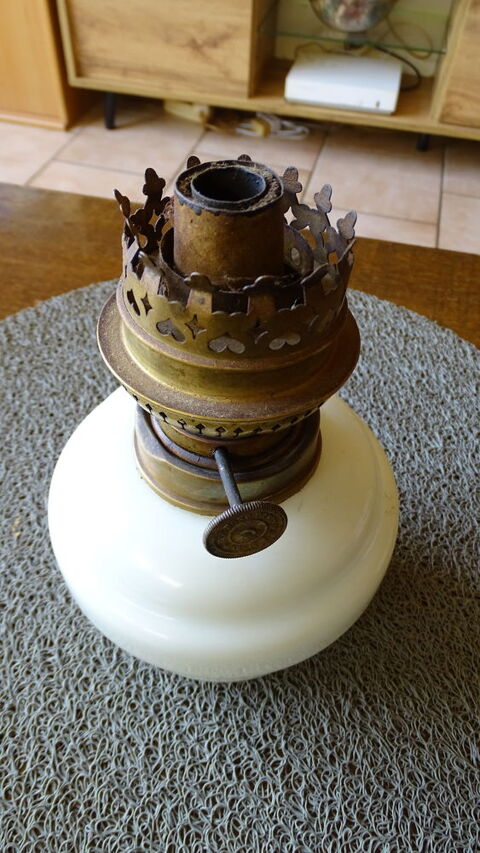 Lampe  ptrole ancienne porcelaine blanche 15 Nrondes (18)