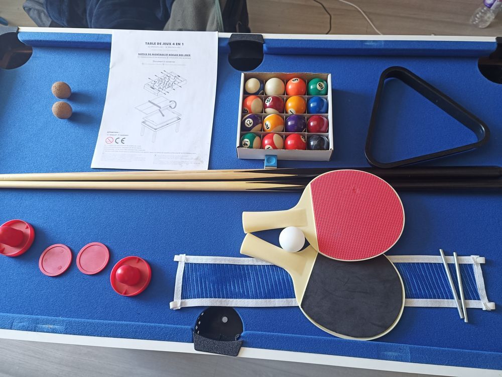 Table de jeux multi-jeux 4 en 1 en tres bon &eacute;tat. Décoration