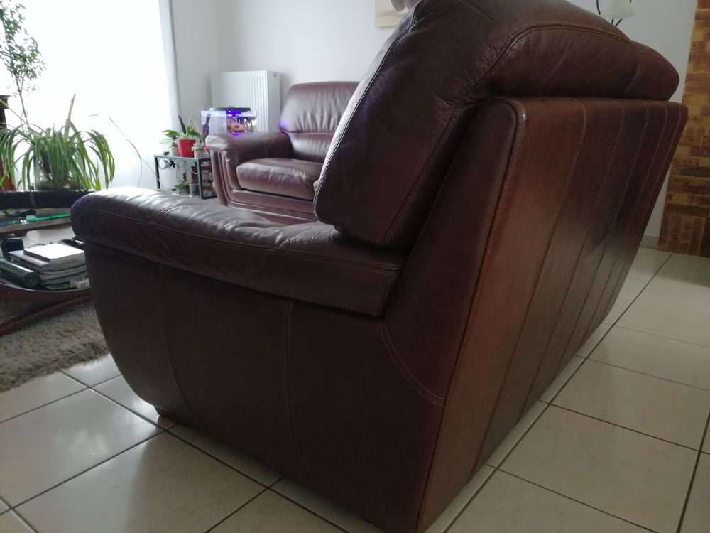 DEUX CANAPES CUIR Meubles