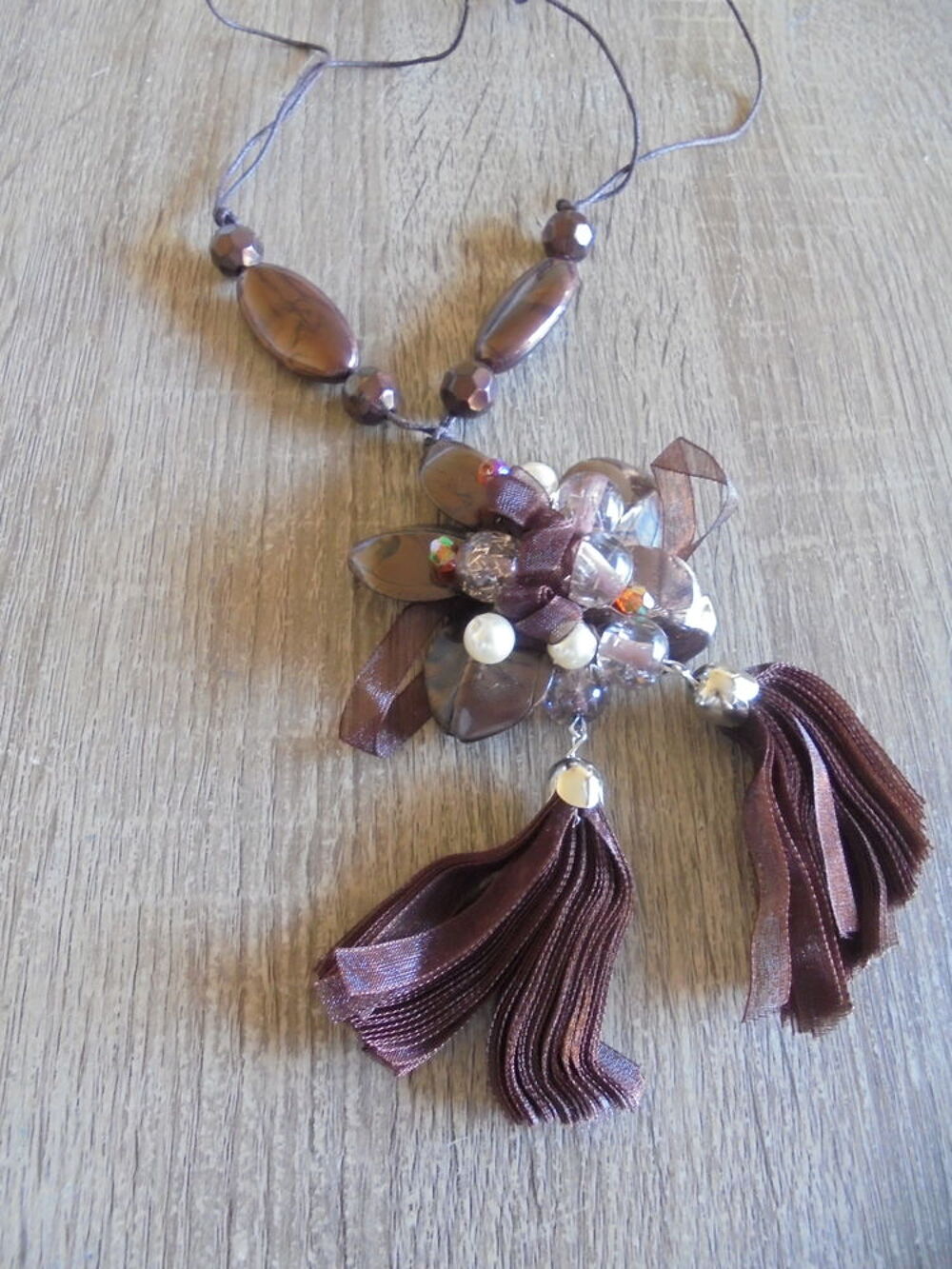 Collier fleur et ruban (28b) Bijoux et montres