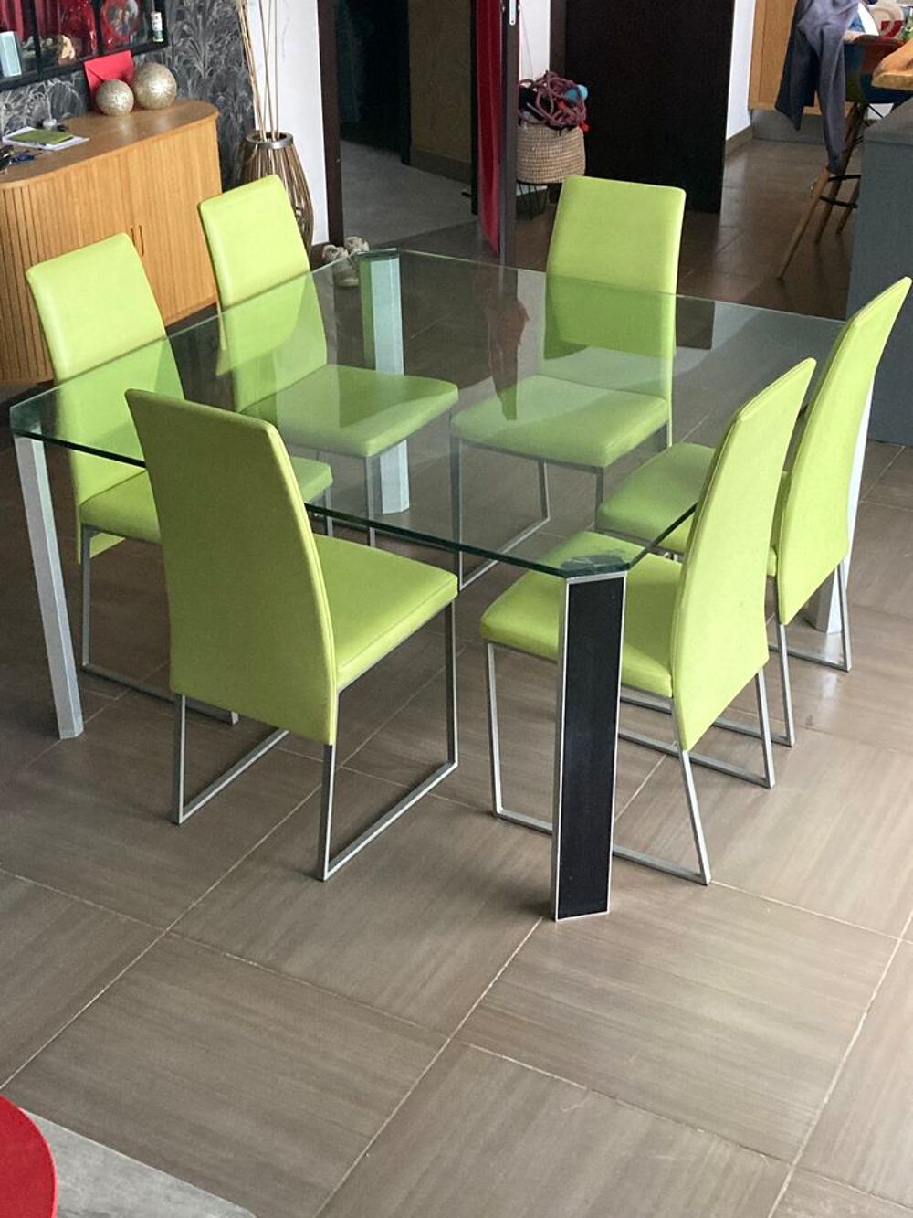 Table en verre 140x140 avec 6 chaises Meubles