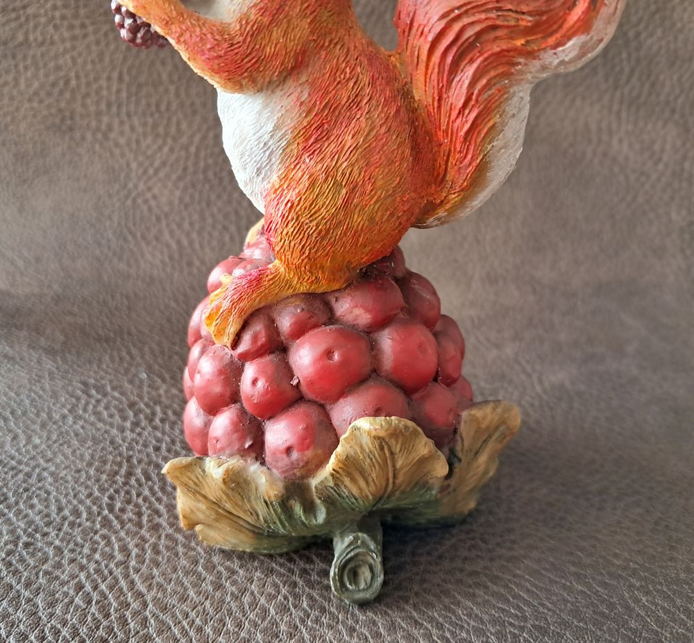  &eacute;cureuil en r&eacute;sine sur une m&ucirc;re g&eacute;ante 
figurine Décoration