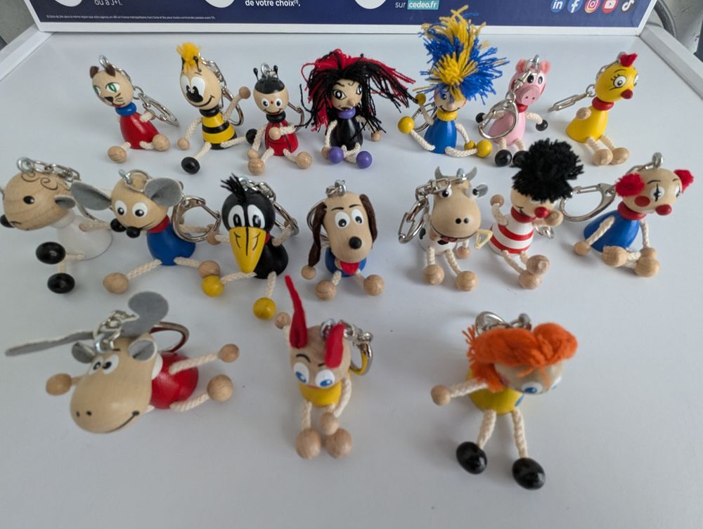 Lot porte cl&eacute;s figurine bois et porte photo, produits neuf. Bijoux et montres