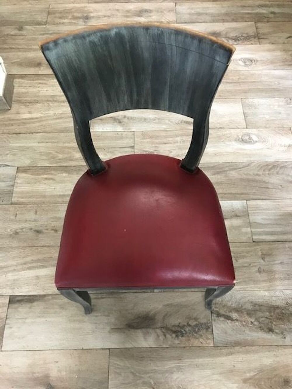 Chaise en bois gris bleu, garnie, assise en cuir rouge Meubles