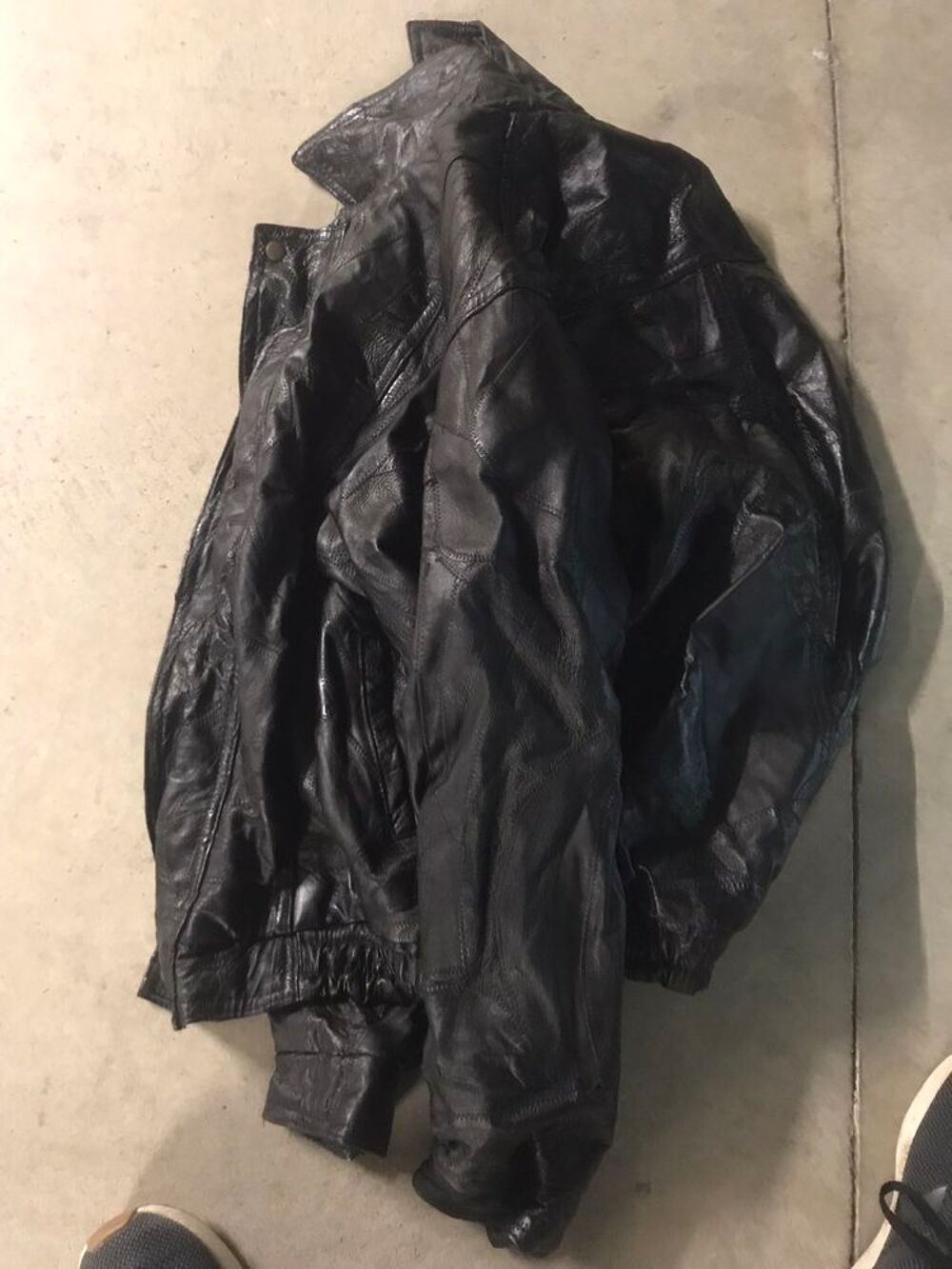Blouson en cuir tr&egrave;s bon &eacute;tat couleur noire. taille L Vêtements