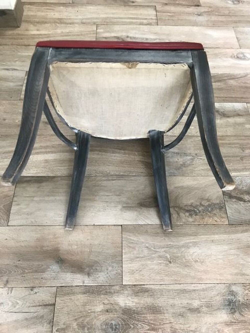 Chaise en bois gris bleu, garnie, assise en cuir rouge Meubles