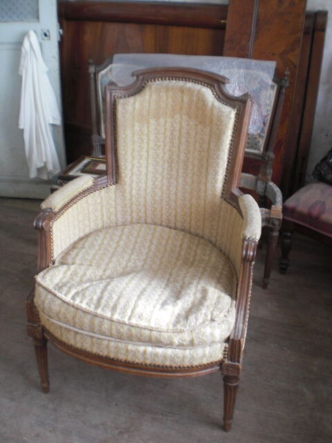 fauteuil bergère de style louis XVI ou directoire
350 Nevers (58)