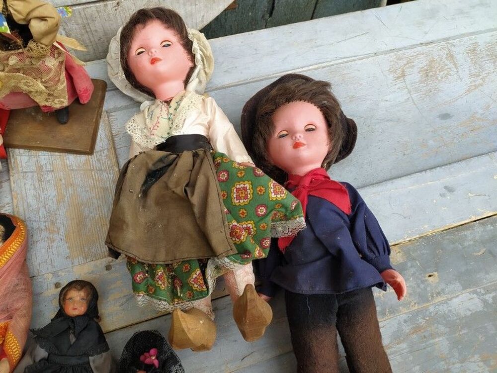 Lot Anciennes Poup&eacute;es Folkloriques 